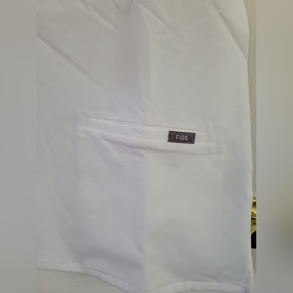 NWOT FIGS Casma Three-Pocket Scrub Top White Size Medium - Picture 2 of 9